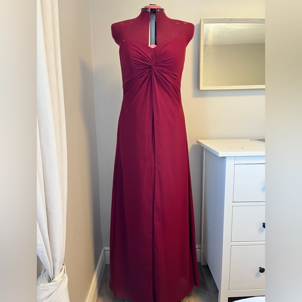 Sweetheart neckline, strapless (has straps to add!) burgundy floor length dress!